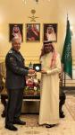 السفير السعودي السابق الدكتور وليد البخاري يكرّم العميد موسى كرنيب بميدالية السفارة الفضية قبيل انتهاء مهامه في لبنان