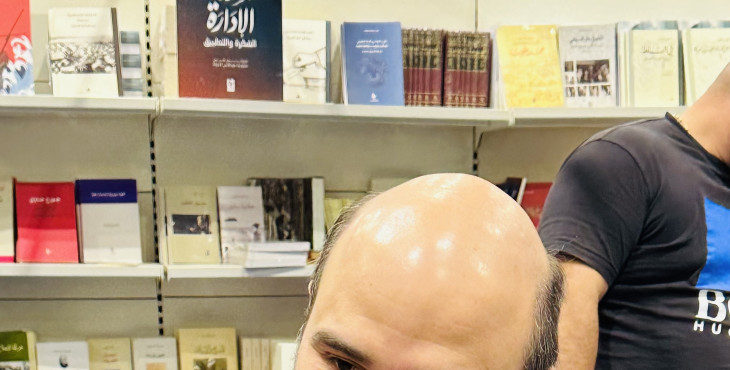 د.مالك ابو حمدان يوقع كتابه في مدرسة الحاضر الأبدي في معرض بيروت للكتاب